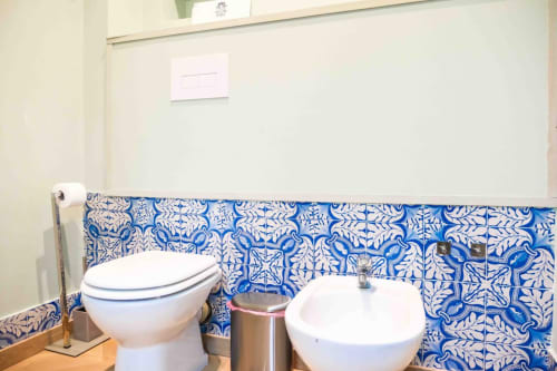 Bagno con piastrelle decorate in blu e bianco presso le lussuose Mazzini Suites di Palermo in Sicilia, Italia