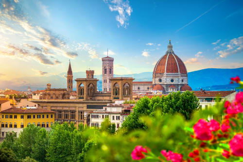 La cupola del Duomo di Firenze e lo skyline della città con fiori rosa visti dalle Michelangelo Central Suites