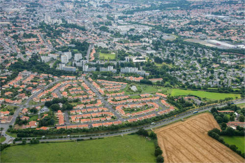 Vue aérienne de l'Appart'Hôtel Cholet entouré de quartiers résidentiels et de terres agricoles en France