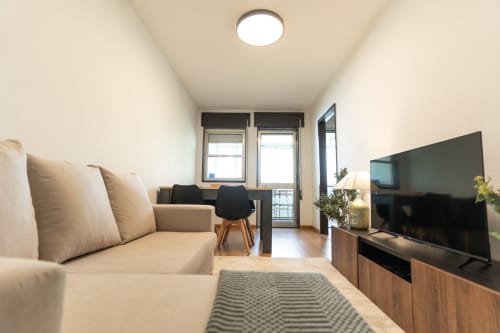 Sala de estar moderna em DouroParadise, Fontelas com sofá bege, TV, zona de refeições e vista para o rio