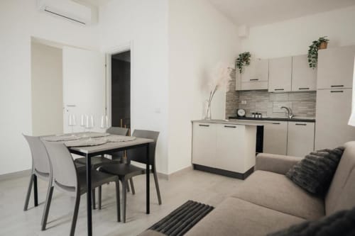Moderno monolocale open-plan presso Casa del Sole B&B a Foggia con zona pranzo, cucina e living