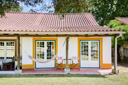 Colorida villa amarela e branca Casa do Forno na Quinta da Alcaidaria-Mór com telhado de barro, pátio ajardinado e