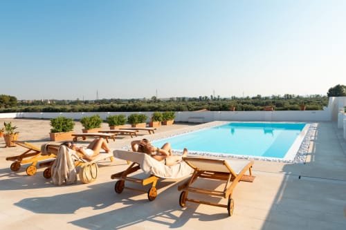 Piscina panoramica di Villa Ceci B&B ad Andria con lettini e vista sulla campagna circostante
