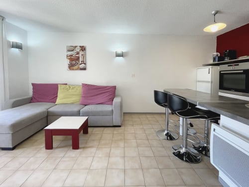 Séjour moderne ouvert de l'Appartement 103 à Le Vallon des Sources, Digne-les-Bains, avec salon, cuisine et salle à manger