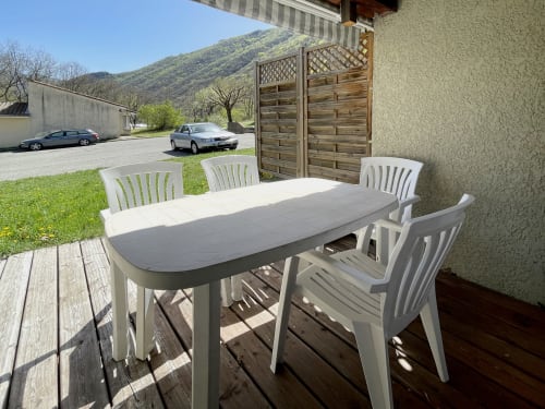 Mobilier de patio blanc sur terrasse en bois de l'Appartement 103 au Vallon des Sources, Digne-les-Bains, avec vue sur les montagnes et