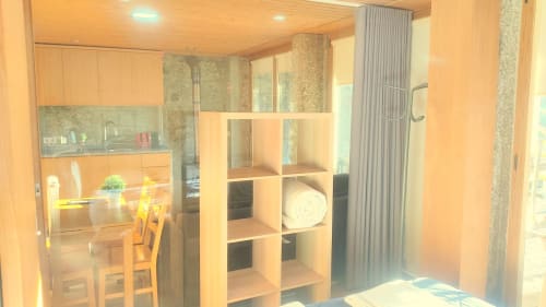 Estúdio moderno em plano aberto na Casa da Lagiela com kitchenette, área de refeições e prateleiras de armazenamento em Fafe, Portugal