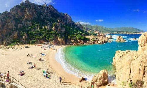 Cala turchese con scogliere rocciose a Valledoria, Italia - A Mare Case Vacanze