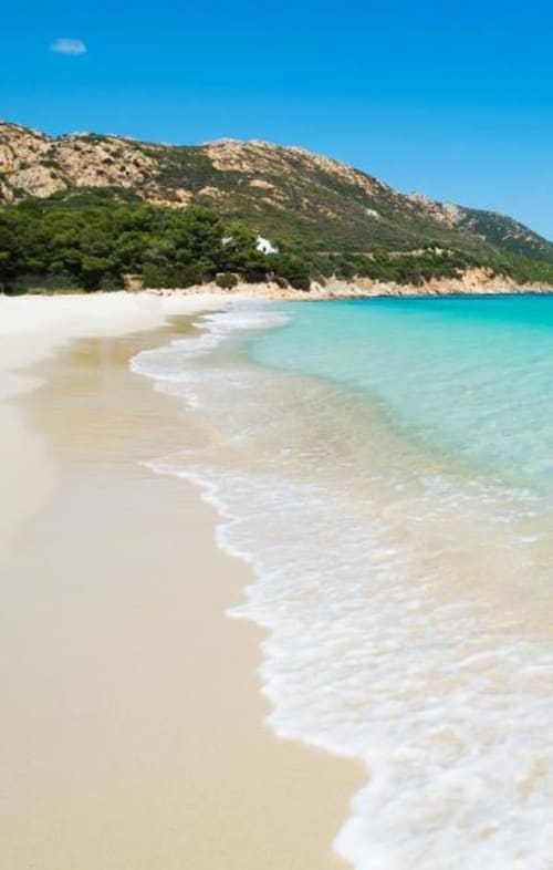 Acque turchesi cristalline e spiaggia sabbiosa presso A Mare Case Vacanze a Valledoria, Italia