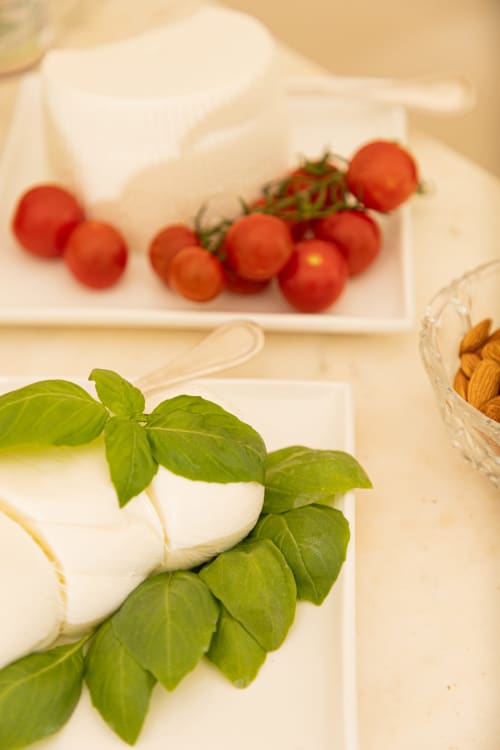 Mozzarella fresca con basilico, pomodori e mandorle a Villa Ceci ad Andria, Italia