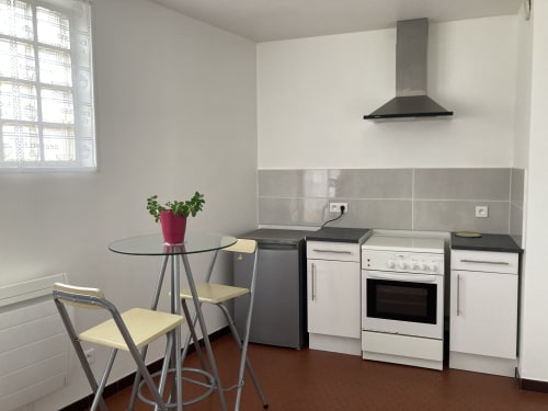Appartement moderne avec cuisine équipée, salle à manger et vue sur la ville chez Chez Mimi à Châtillon-sur-Seine