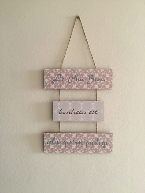 Décoration murale en bois avec texte français à l'appartement Chez Mimi à Châtillon-sur-Seine