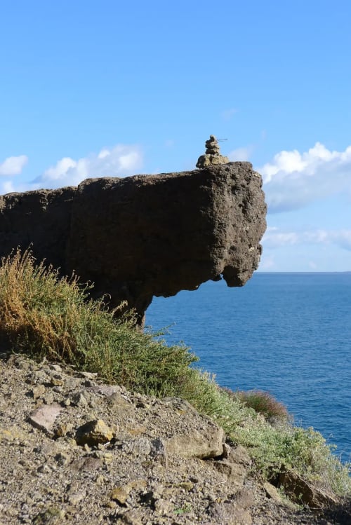 Formazione rocciosa costiera che si affaccia sul blu Mar Mediterraneo vicino a Valledoria, Sardegna