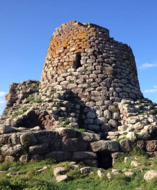 Rovine di antica torre in pietra a Valledoria, Italia vicino all'alloggio A Mare Case Vacanze
