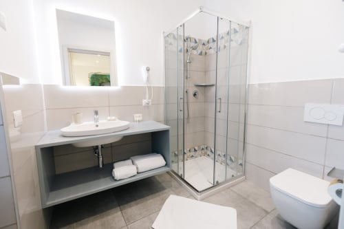 Modern bathroom in Valle delle Feriere room at L'Amaranto B&B in Agerola with glass shower, sink, and toilet