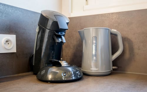 Coffee maker and electric kettle in modern apartment kitchen at La Conciergerie, Millau