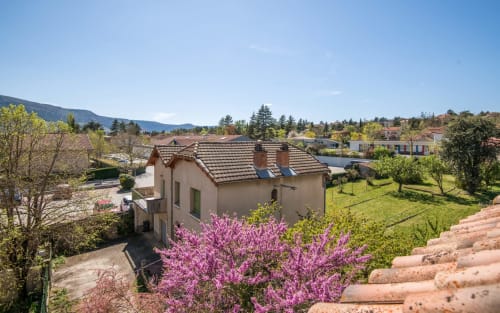 Luminous apartment Alba in Millau with private parking, flowering garden, mountain views