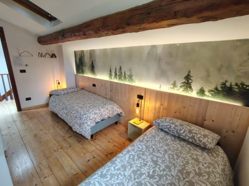 Camera matrimoniale al B&B Monte Adone di Monzuno con travi in legno, murale della foresta e illuminazione calda