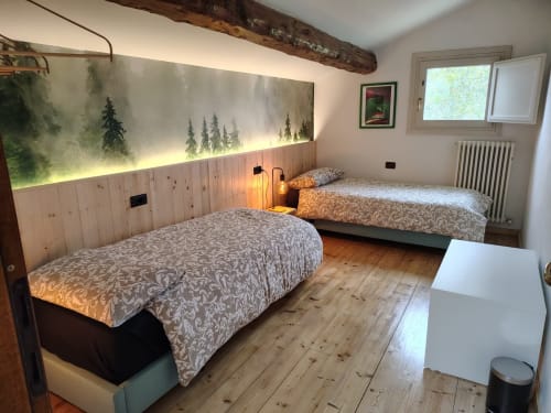 Accogliente camera doppia a B&B Monte Adone a Monzuno con opere d'arte boschiva, travi in legno e illuminazione calda