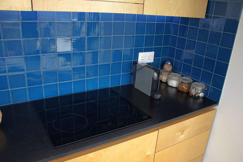 Kitchen cooktop with blue tile backsplash at Pera da Serra rural B&B in Lousã, Portugal