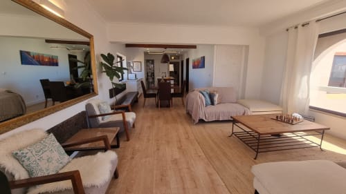 Apartamento espaçoso King's House em Ericeira com assoalho de madeira, vista para o mar, mobiliário moderno e áreas de estar