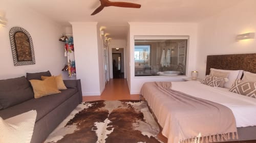Estúdio King's House Ericeira: Amplo com tapete de couro, sofá, cama king, vista para o mar e casa de banho moderna com vista oceano