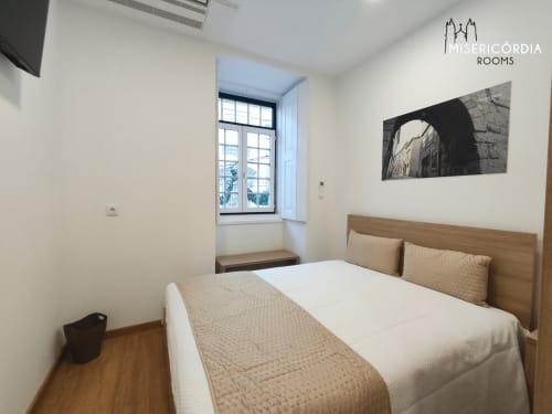 Quarto moderno da sala Portas Do Sol no hotel SM Stays Collection em Guarda, Portugal com vistas da cidade e design contemporâneo