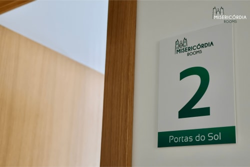 Placa 'Room 2 Portas do Sol' no hotel Misericórdia Rooms em Guarda, Portugal