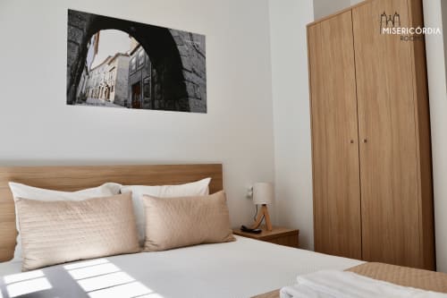 Quarto moderno em Portas Do Sol, SM Stays Collection, Guarda com cama de madeira, obra de arte com vista da cidade e guarda-roupa