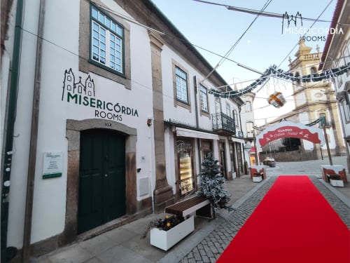 Entrada do hotel Misericórdia Rooms em Guarda, Portugal com tapete vermelho e fachada decorada
