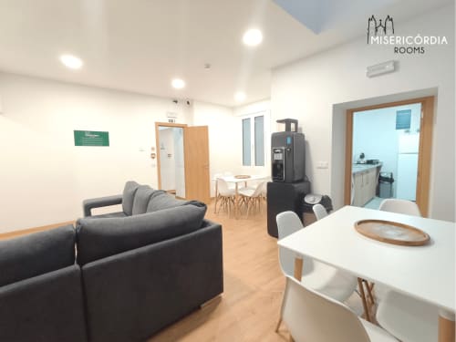 Quarto Alameda na SM Stays Collection em Guarda com sala de estar, sofá cinzento, mesa de jantar, kitchenette e design moderno