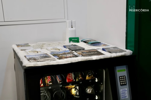 Balcão de exposição da Coleção SM Stays em Guarda com materiais da marca e artigos na sala Alameda