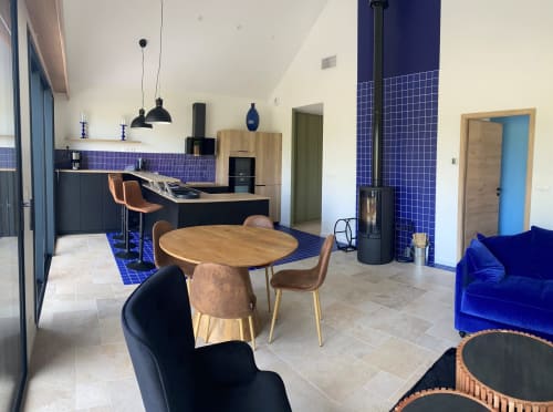 Espace de vie moderne et ouvert à L'Instant Cottage à Amboise avec cuisine carrelée bleue, table à manger en bois et salon confortable