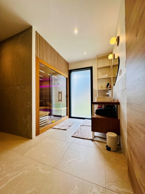 Salle de bain moderne avec sauna, meuble vasque et finitions en bois au Gîte L'Instant à Amboise