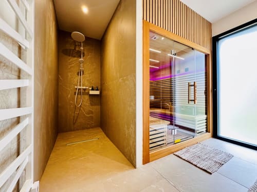 Salle de bain spa moderne à L'Instant Cottage avec douche à l'italienne et sauna dans le gite 4 étoiles