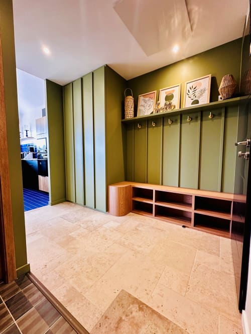 Entrée moderne du gite L'Instant Cottage avec murs vert olive, rangements en bois et sol en liège