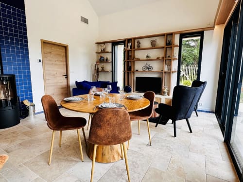 Salle à manger contemporaine avec table en bois, chaises en velours marron, espace ouvert et vue sur le jardin à L'Instant Cottage près d'Amboise