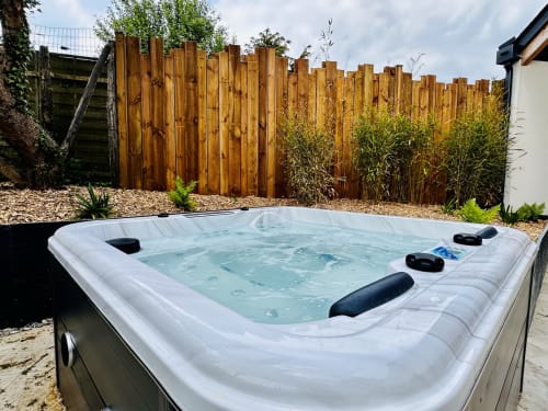 Baignoire à remous dans le jardin du gite L'instant Cottage près d'Amboise, France
