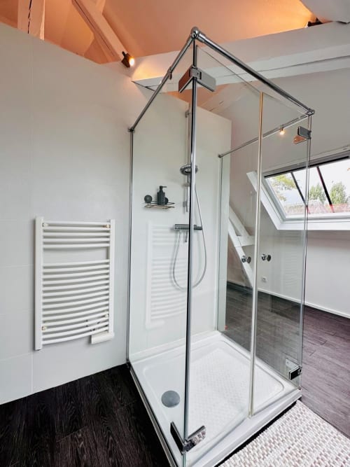 Douche vitrée moderne avec équipements chromés dans la salle de bains du gîte L'Instant Clos Lucé, Amboise, France
