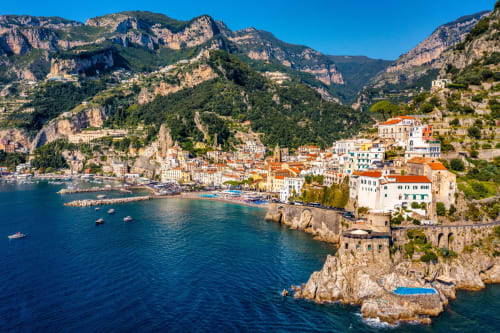 L'Amaranto BnB si affaccia sul pittoresco borgo costiero di Atrani sulla Costiera Amalfitana, con acque turchesi e paesaggi spettacolari