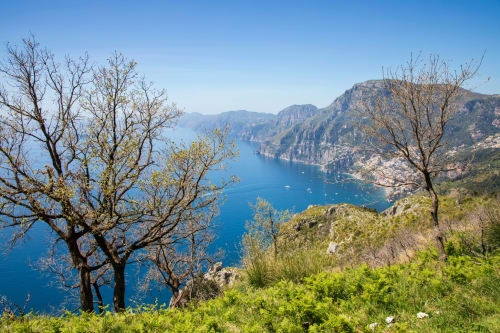 Vista panoramica delle scogliere costiere della Costiera Amalfitana da L'Amaranto B&B ad Agerola, Italia