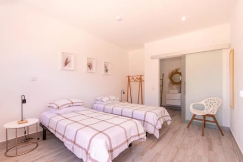 Quarto Deluxe Superior com Cama de Casal ou Twin na Villa Principezinho, uma Casa de Hóspedes Portuguesa, com duas camas com roupa de cama xadrez rosa e