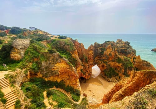 Falésias douradas dramáticas com arco natural na praia de Portimão perto de Villa Principezinho, Portugal