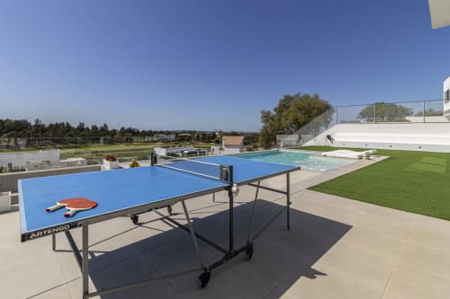 Terraza en la azotea de G&H Apartments con mesa de ping pong, piscina y vistas al lago en Jerez de la Frontera