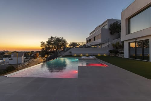 Piscina infinita de lujo al atardecer con arquitectura moderna en G&H Apartments, Jerez de la Frontera