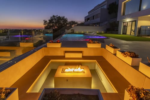 Lujosa chimenea y piscina infinita al atardecer, Apartamentos G&H Jerez de la Frontera