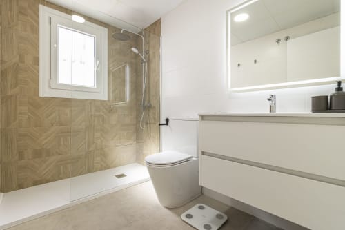 Baño moderno en apartamento Living Jerez de G&H Apartments, Jerez de la Frontera, con ducha a ras de suelo y tocador
