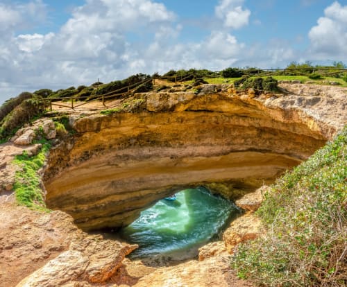 Gruta natural com água turquesa nos penhascos de Portimão, Villa Principezinho Portugal