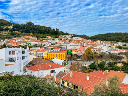Pitoresca aldeia no morro de Portimão com telhados de terracota e arquitetura tradicional, localização da Villa Principezinho