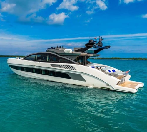 Luxueux yacht blanc mouillé dans les eaux turquoise près de Centuri, Corse