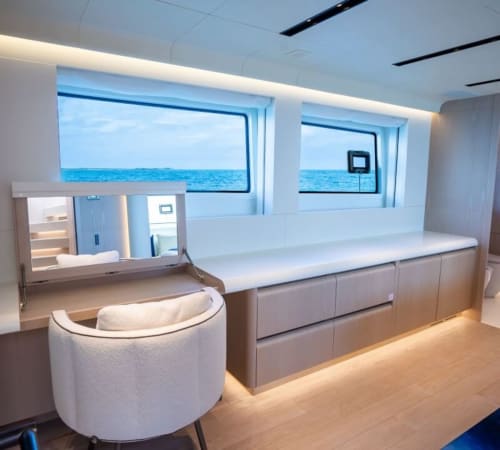 Cabine de yacht moderne avec vue sur l'océan, mobilier blanc et baies panoramiques à La Conciergerie du Cap Corse